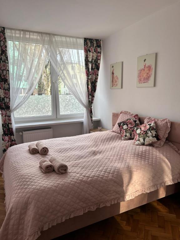 ワルシャワにあるApartament Marszałkowskaのベッドルーム1室(ベッド1台、タオル2枚付)