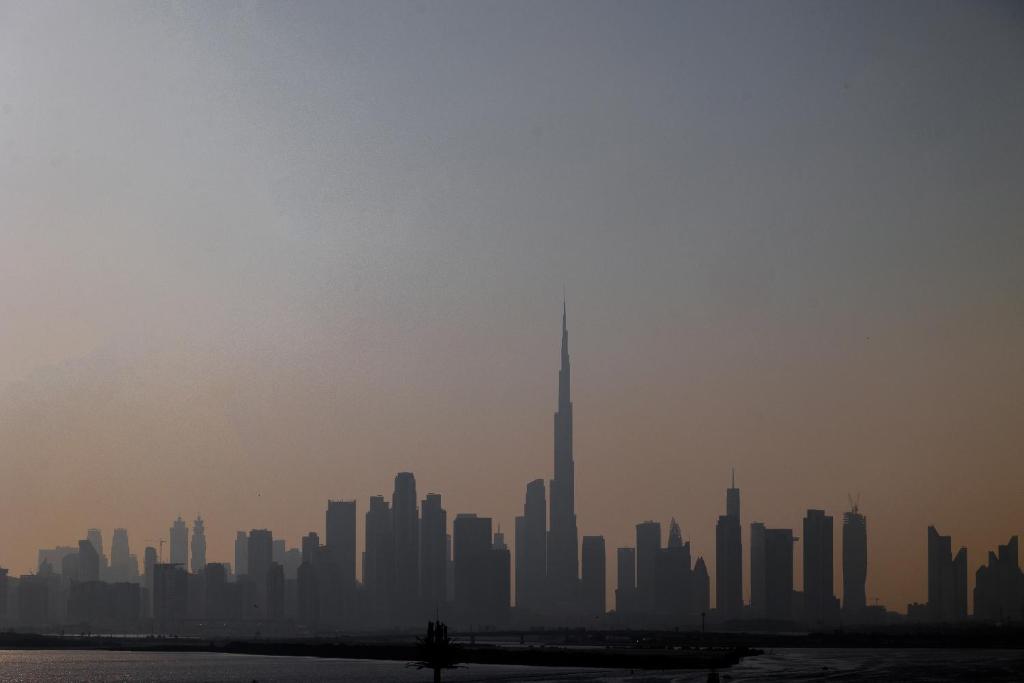 un profilo di una città con l'edificio più alto di Burj Khalifa View & Creek lagoon a Dubai