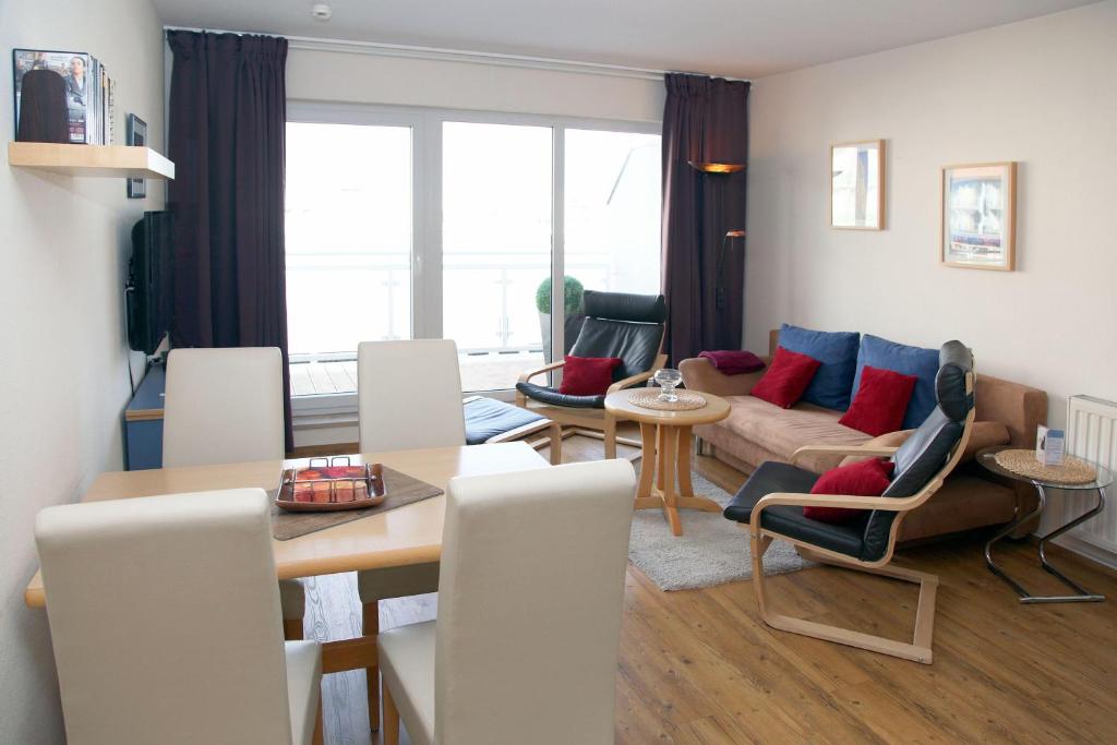 a living room with a table and a couch at Yachthafenresidenz-Wohnung-9302-918 in Kühlungsborn