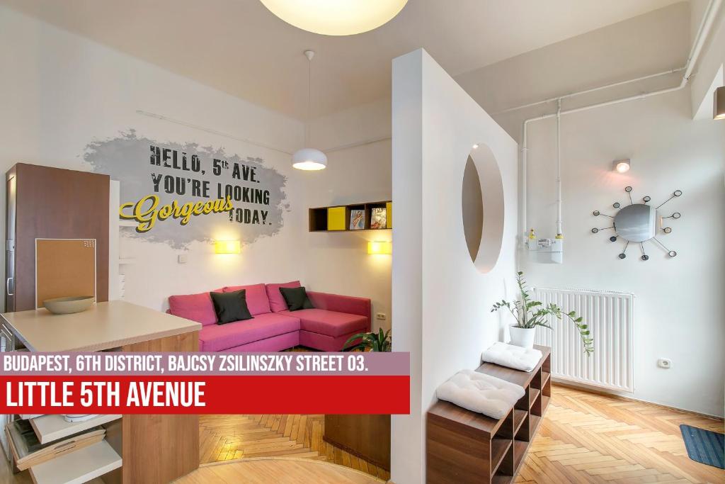 A seating area at Little Americas Metropolitan Apartments