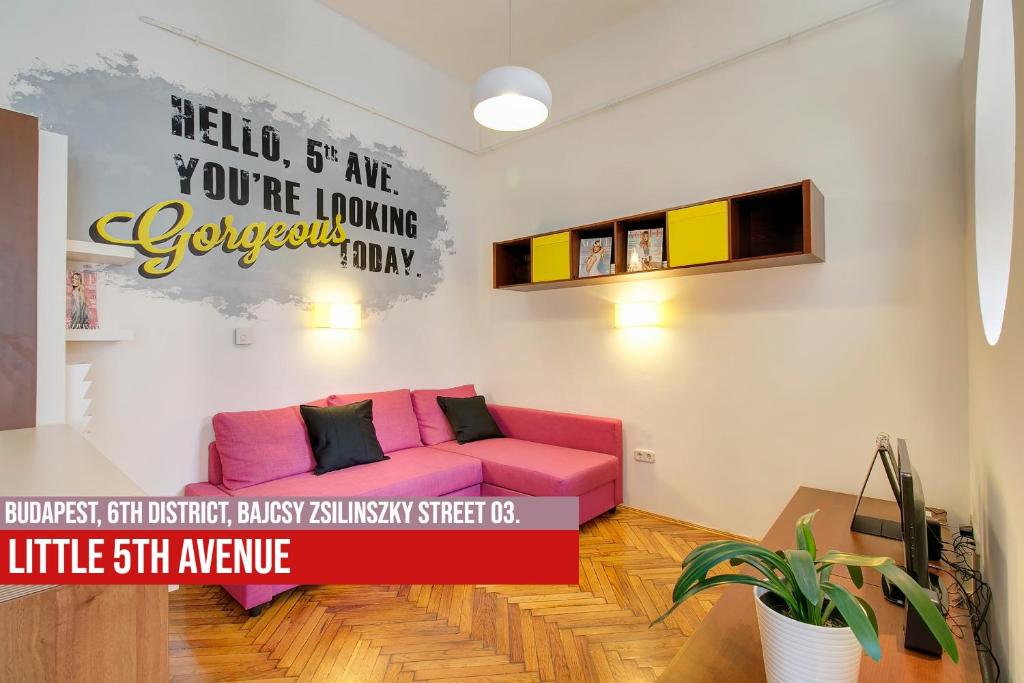 A seating area at Little Americas Metropolitan Apartments
