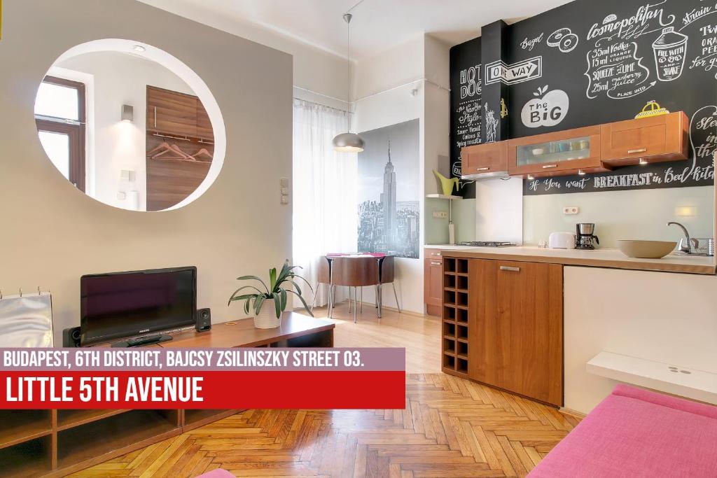 A kitchen or kitchenette at Little Americas Metropolitan Apartments