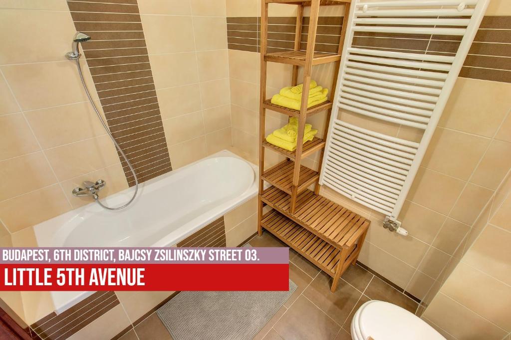 A bathroom at Little Americas Metropolitan Apartments