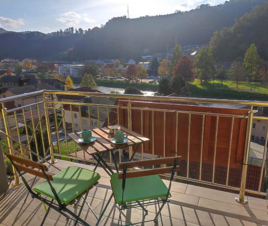 Un balcón con 2 sillas y una mesa con vistas. en Apartmaji Prʼ nas en Laško