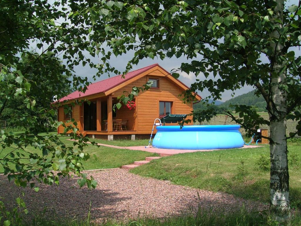 ein Haus mit einer blauen Badewanne davor in der Unterkunft chata Pohoda, chata Kvítek, chata Western 