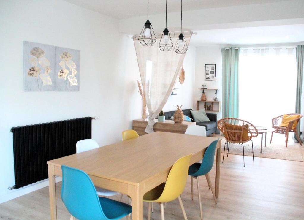 - une salle à manger et un salon avec une table et des chaises en bois dans l'établissement Ty Laouen - Maison proche plage et centre-ville, à Roscoff