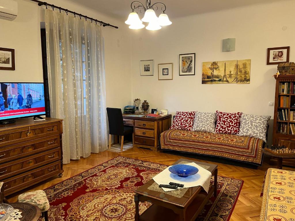 Telewizja i/lub zestaw kina domowego w obiekcie Noemi City Apartments