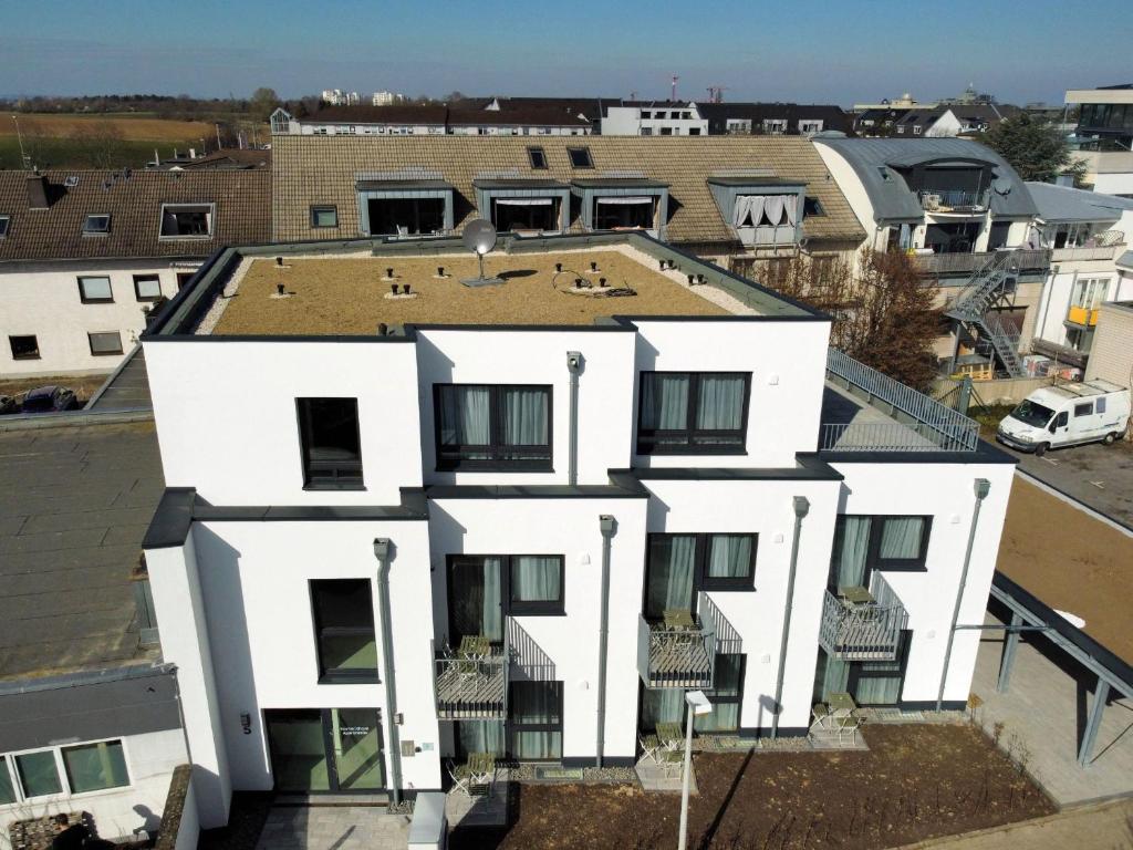 una vista aérea de una casa blanca en Schicke Apartments in Bonn I home2share, en Bonn