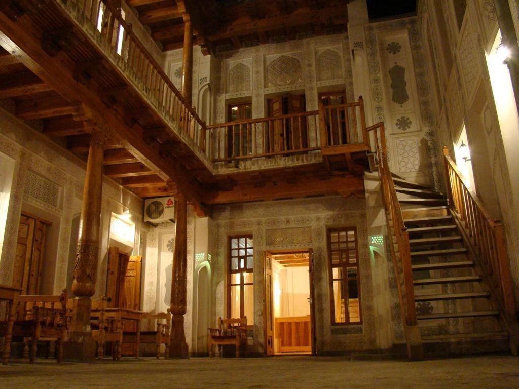 ein altes Zimmer mit einer Treppe in einem Gebäude in der Unterkunft Zabardast Guest House in Buxoro