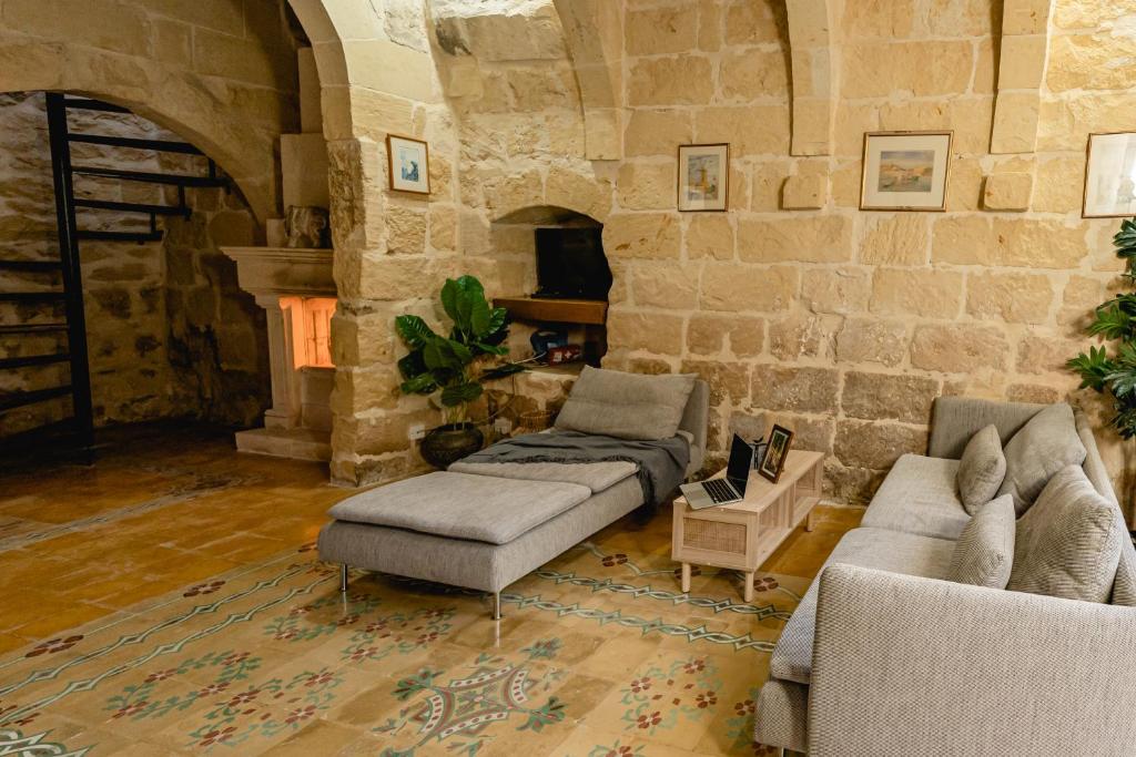 Posezení v ubytování Charming & Stylish Historic Farmhouse with Pool