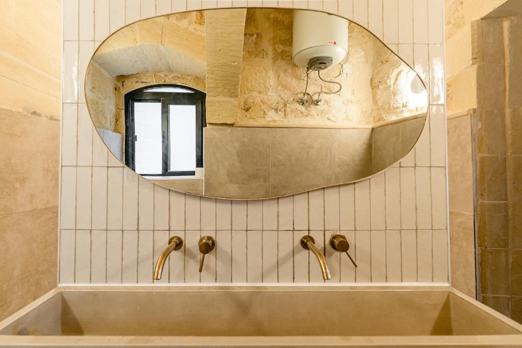 Koupelna v ubytování Charming & Stylish Historic Farmhouse with Pool