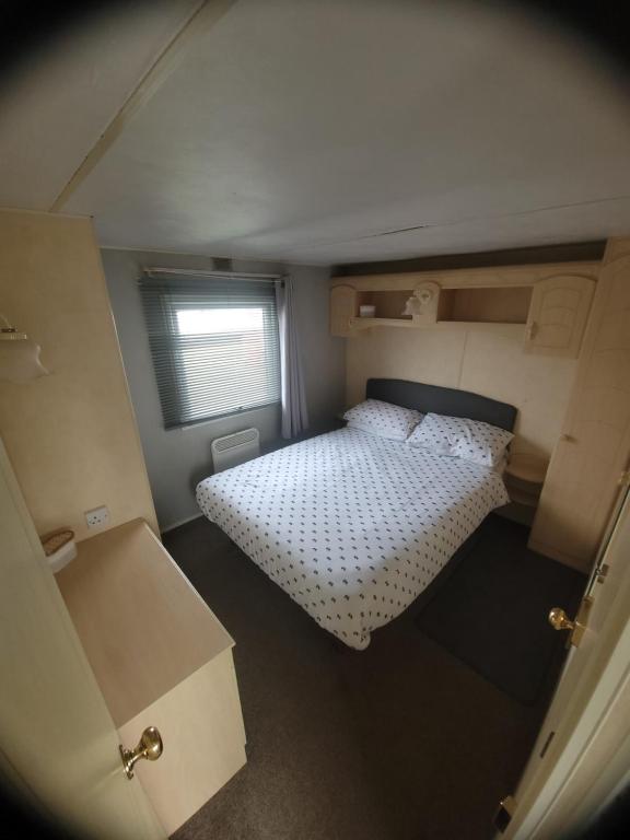Ένα ή περισσότερα κρεβάτια σε δωμάτιο στο 6 Berth Caravan Golden Palm Chapel St Leonards Skegness