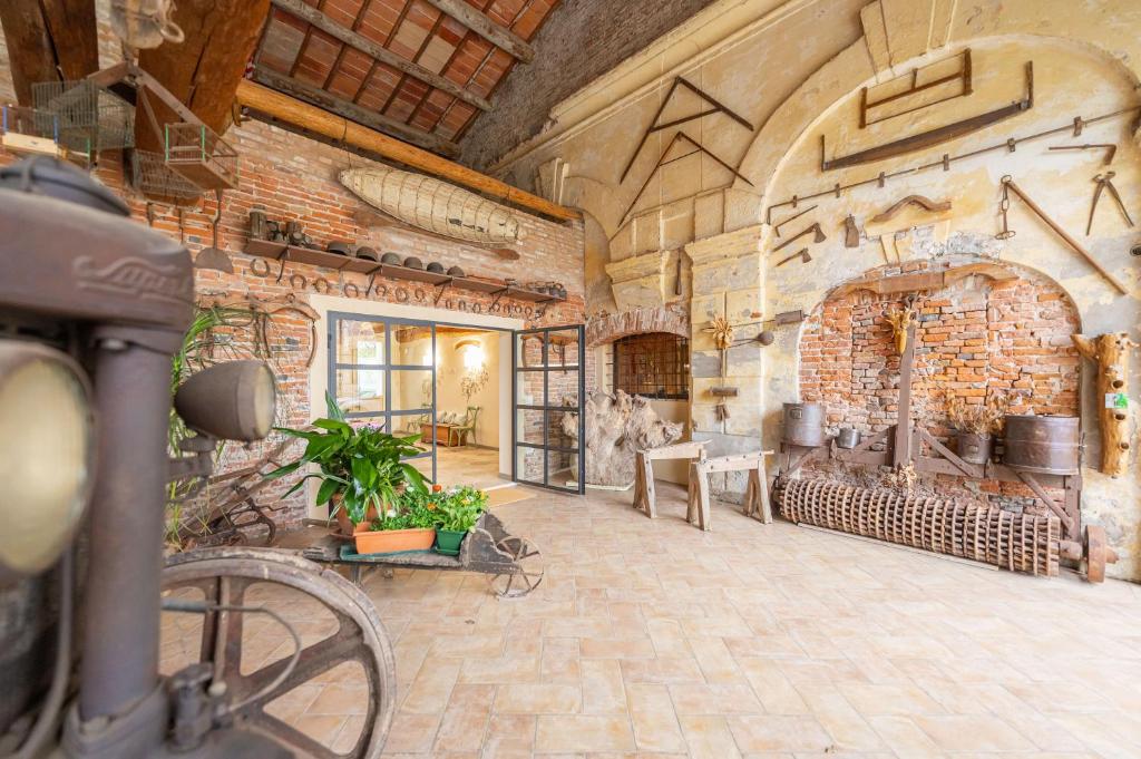 um quarto com uma parede de tijolos com uma bicicleta em Soave Country House em Angiari