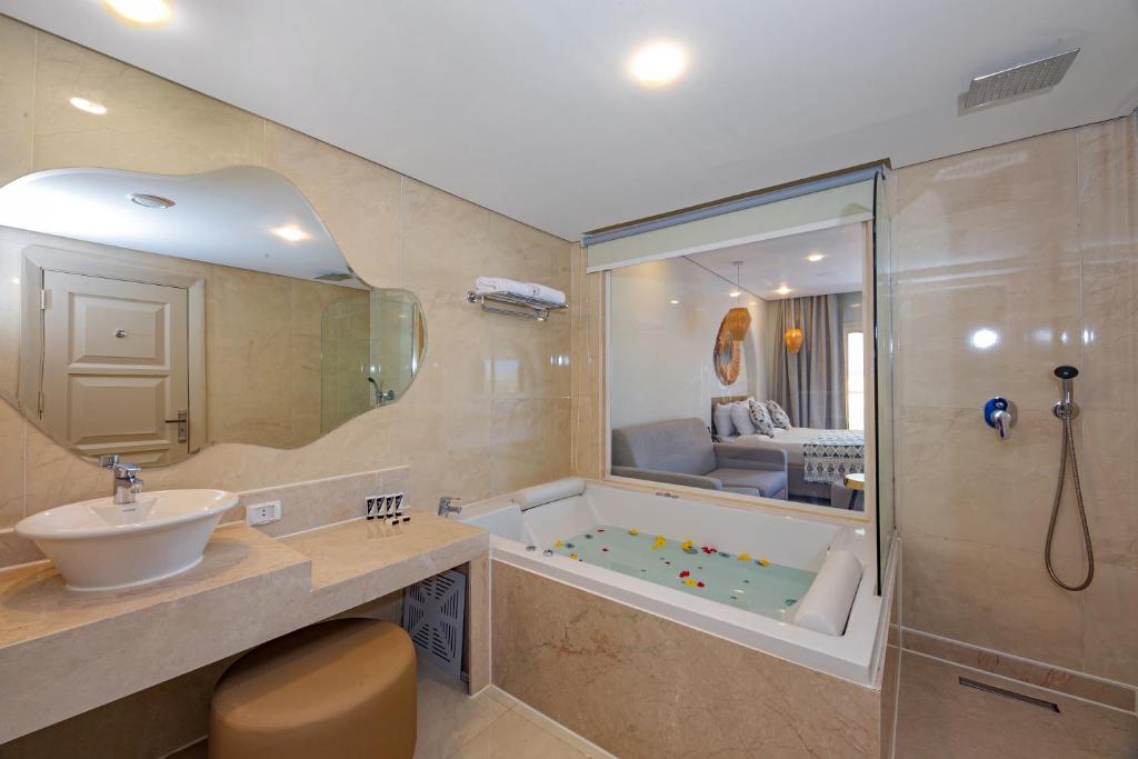 Panorama Bungalows Resort El Gouna - Jacuzzi Suite à La Construction