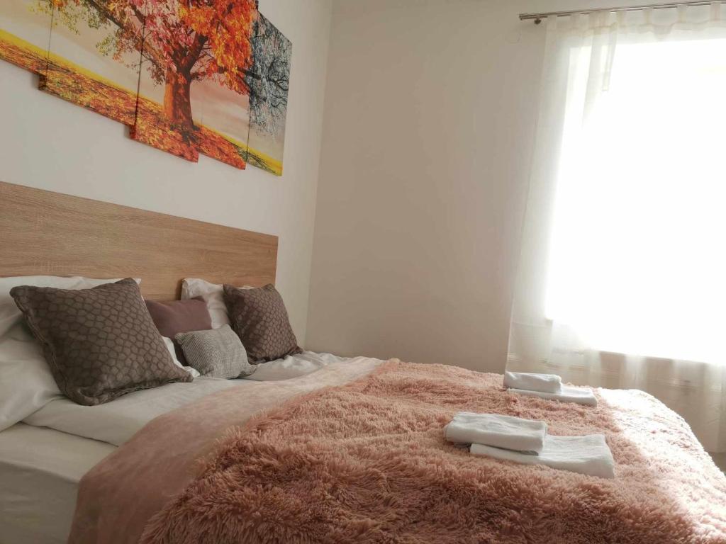 sypialnia z dużym łóżkiem i oknem w obiekcie Eisenerzer Apartments - Radmeisterhaus w mieście Eisenerz