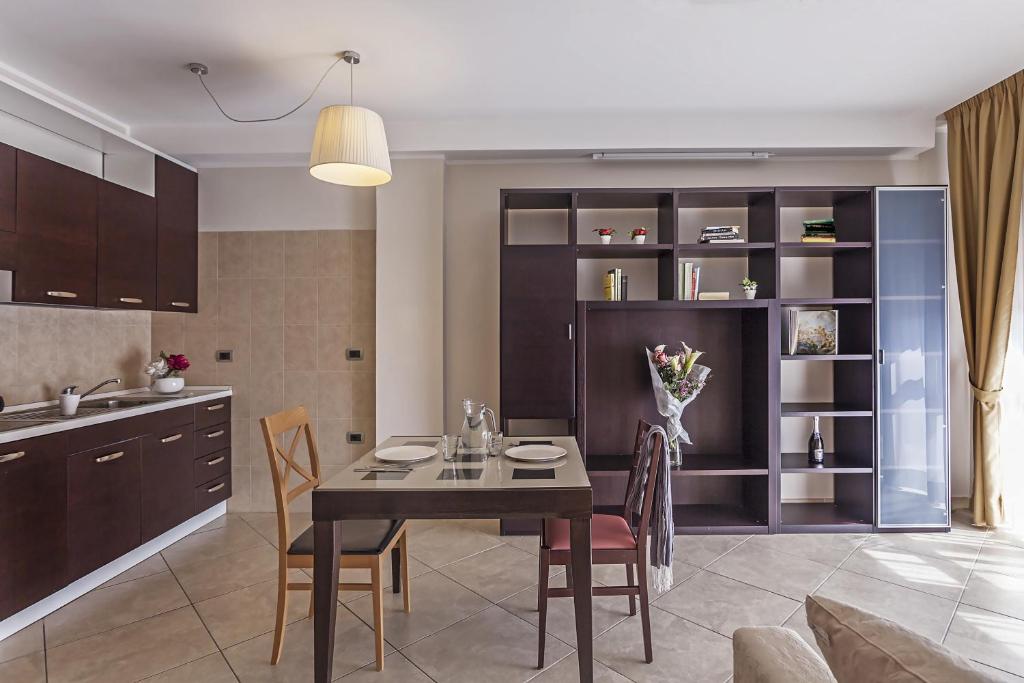 Kuchyň nebo kuchyňský kout v ubytování ApartHotel Anghel