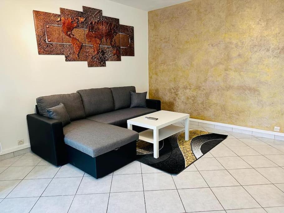 sala de estar con sofá y mesa de centro en Appartement lumineux près de Paris/Orly, en Courcouronnes
