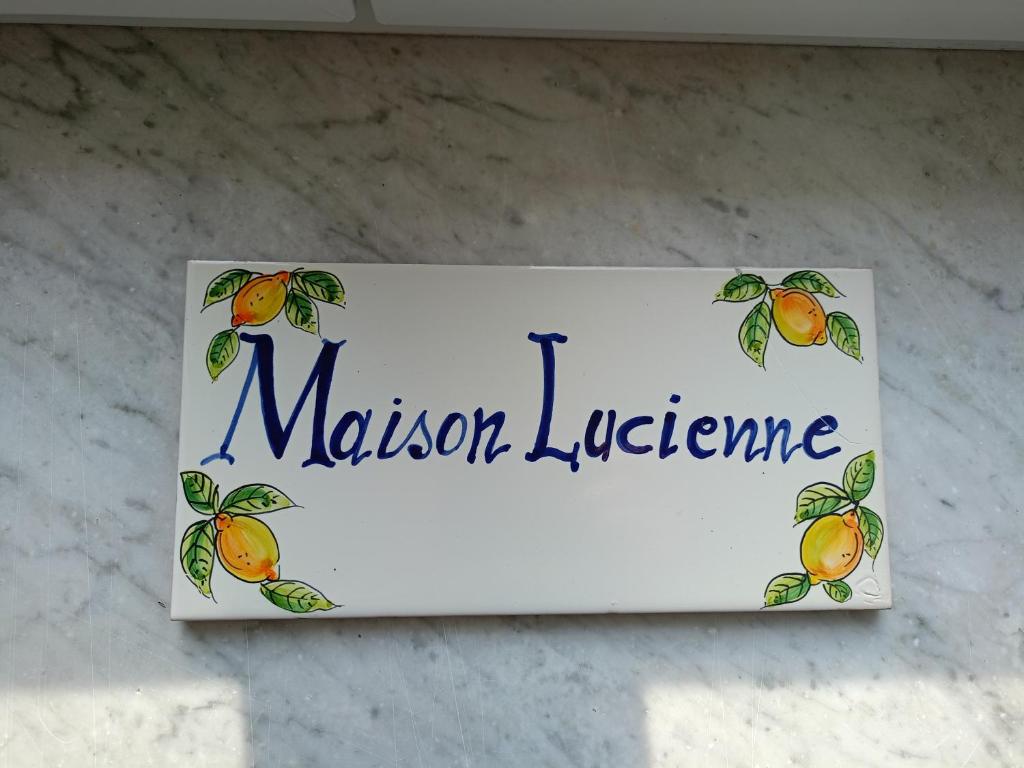 Certyfikat, podpis lub inny dokument wystawiony w obiekcie Maison Lucienne