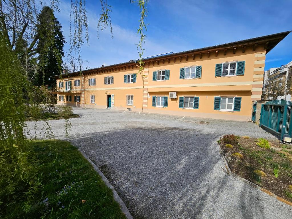 Budova, v ktorej sa apartmán nachádza