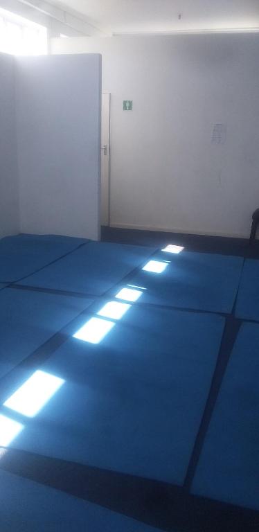 una camera con pavimenti e luci blu di MARANATHA ACCOMMODATION a Città del Capo