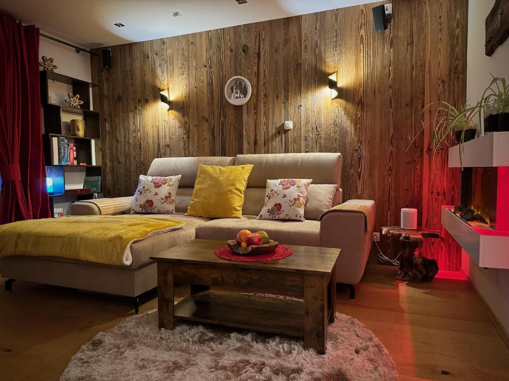 een woonkamer met een bank en een salontafel bij 3-Room Apartment with sauna and pool & walk to slopes in Saalbach Hinterglemm