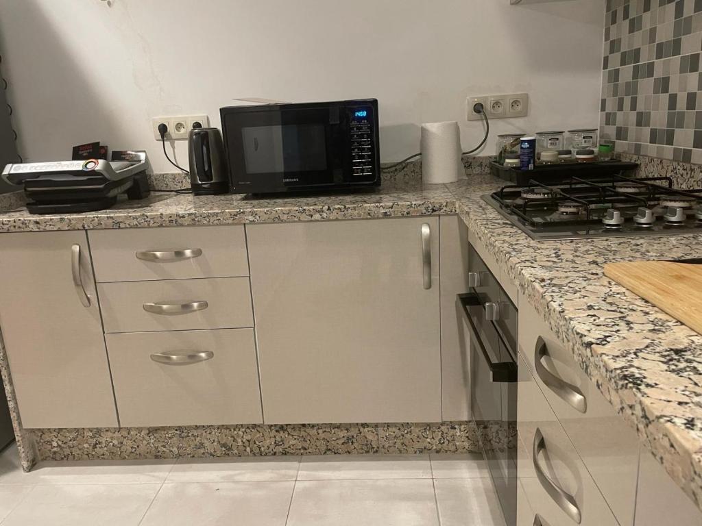Kuchyň nebo kuchyňský kout v ubytování MARTIL COSTA MAR Appartement de Luxe
