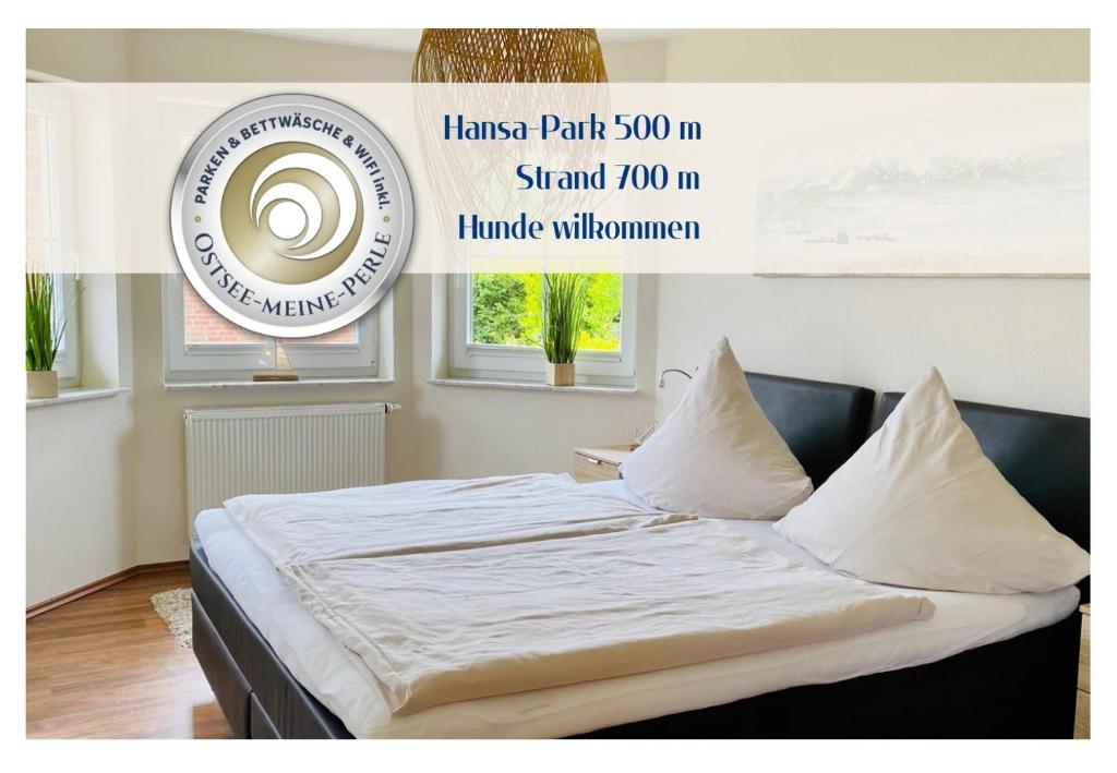 Ένα ή περισσότερα κρεβάτια σε δωμάτιο στο FeWo PANORAMADECK Familien-strandnah-Garten-Hunde-Sport-und Schwimmbadnah-HansaPark