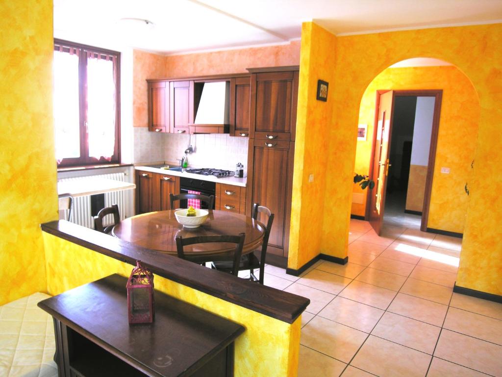 een keuken met een tafel en een eetkamer bij Casa Gabriella in San Siro