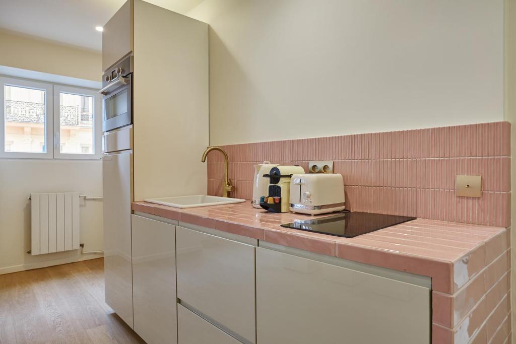 A kitchen or kitchenette at Apartment Center of Paris by Studio prestige