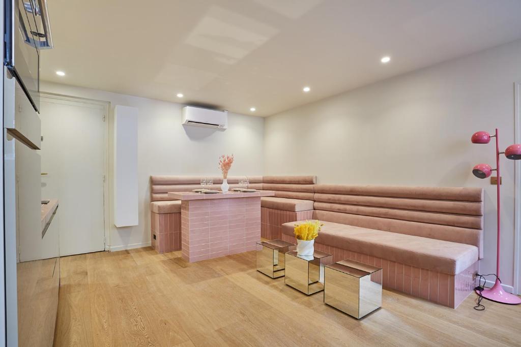 un salon avec un canapé et une table dans l'établissement Apartment Center of Paris by Studio prestige, à Paris