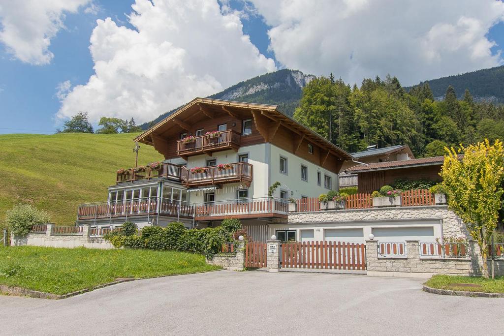 una grande casa con una recinzione di fronte di Ferien am Sonnberg a Unken