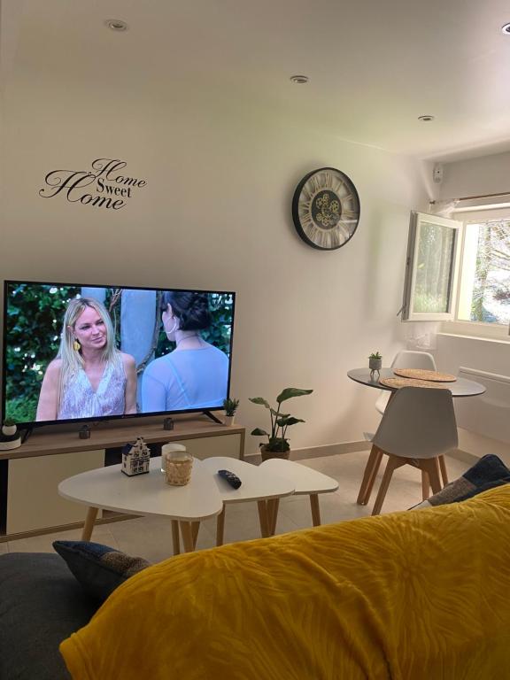 En TV eller et underholdningssystem på Chez Julie petit appartement une chambre rez jardin maison
