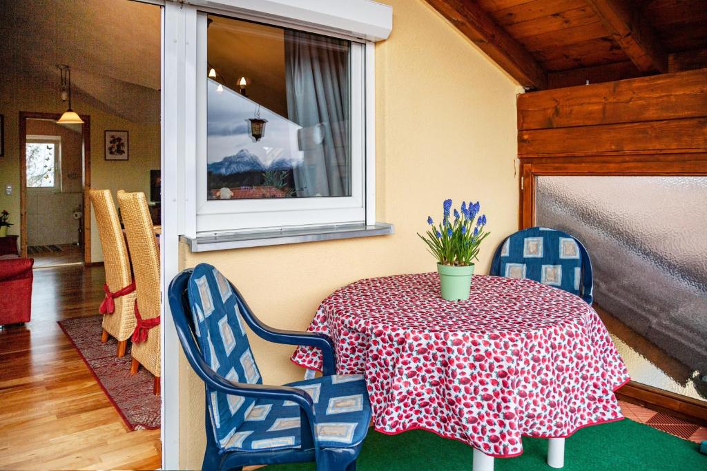 deux photos d'une table et de chaises avec une table et une fenêtre dans l'établissement Ferienwohnung Fitzek, à Seeg