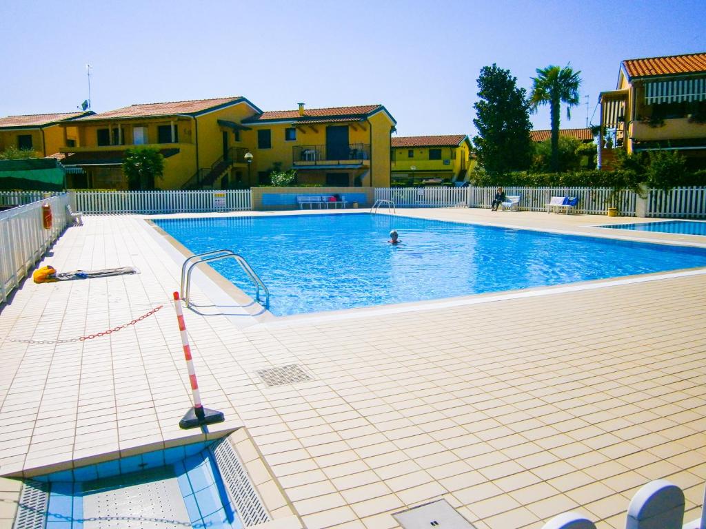 Villaggio Cristina 2 - Agenzia Cocal tesisinde veya buraya yakın yüzme havuzu
