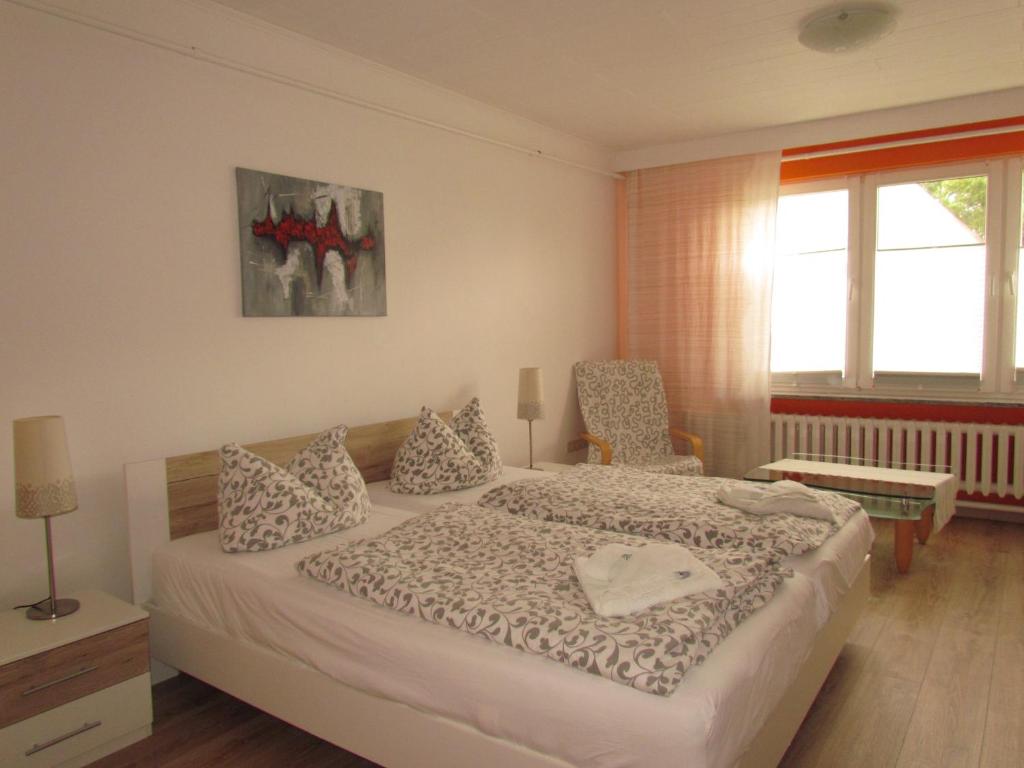 Un dormitorio con una cama grande y una ventana en Ferienhof Gliesner, en Usedom Town