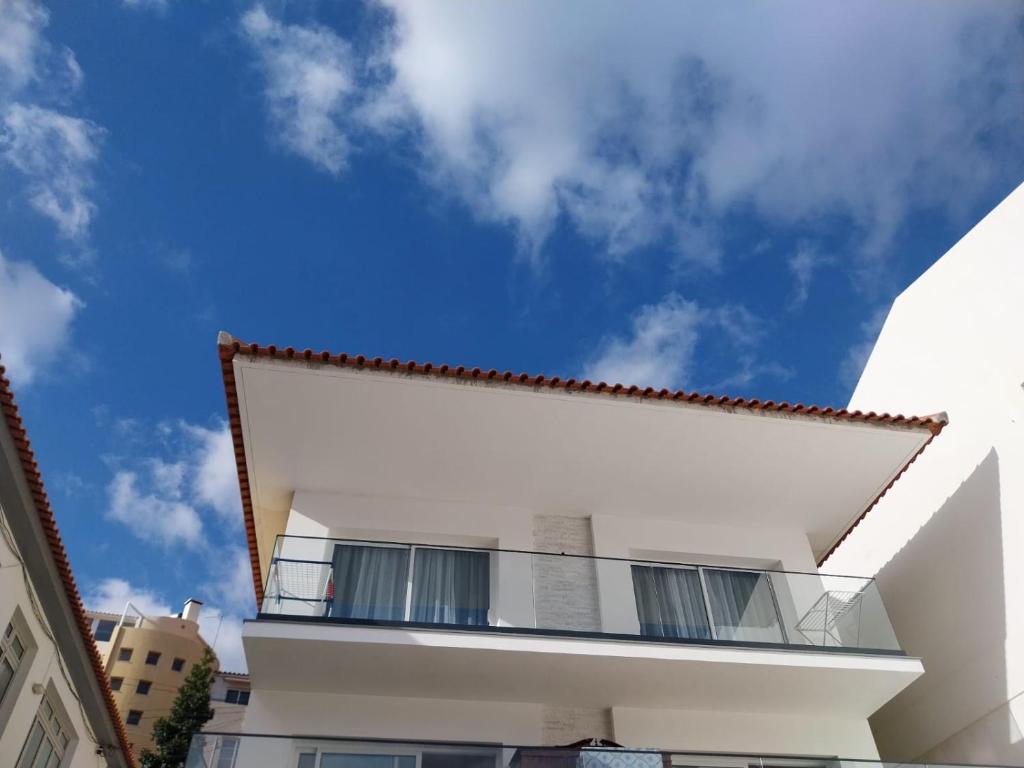 un edificio bianco con balcone sopra di Villa Supranee 1 a Câmara de Lobos