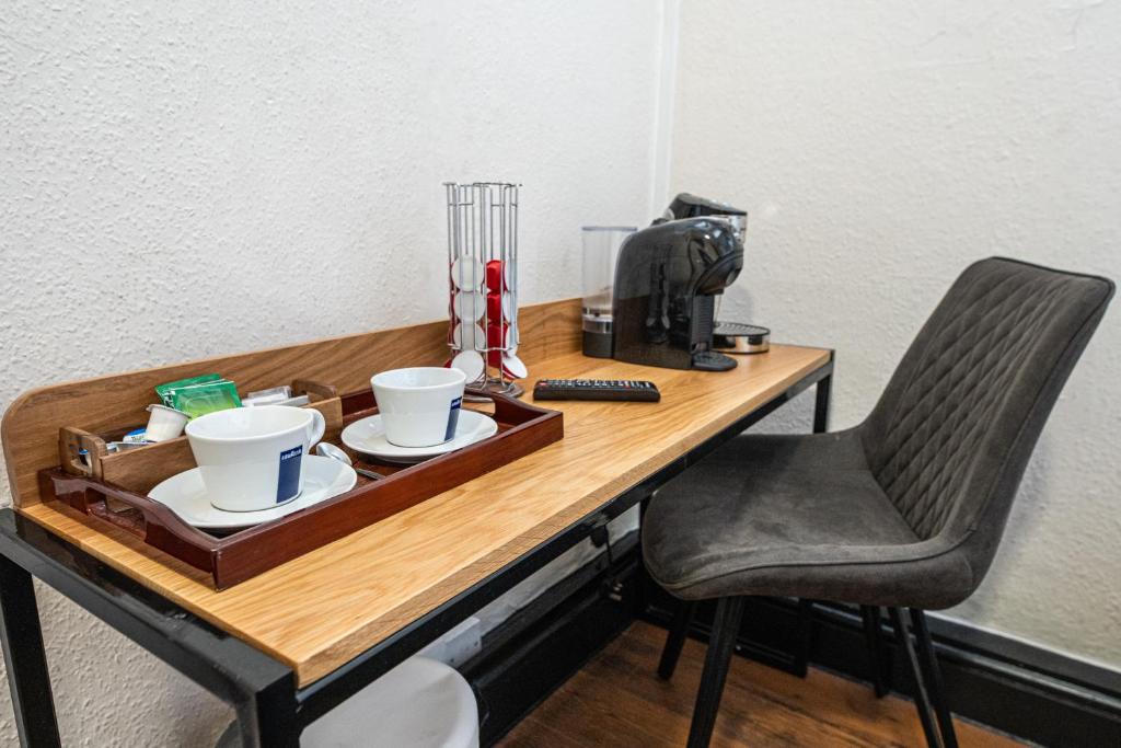 Příslušenství pro přípravu čaje a kávy v ubytování St Christopher's Inn Hammersmith