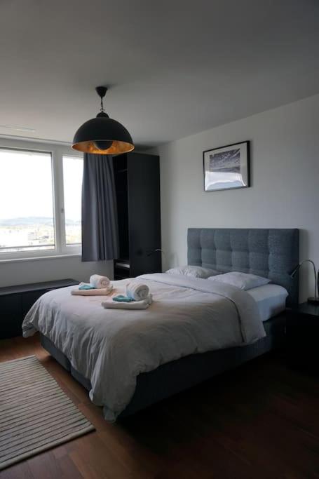 Postel nebo postele na pokoji v ubytování Switzerland Suite im 12. Stock