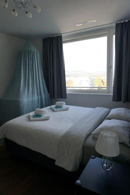 Postel nebo postele na pokoji v ubytování Switzerland Suite im 12. Stock