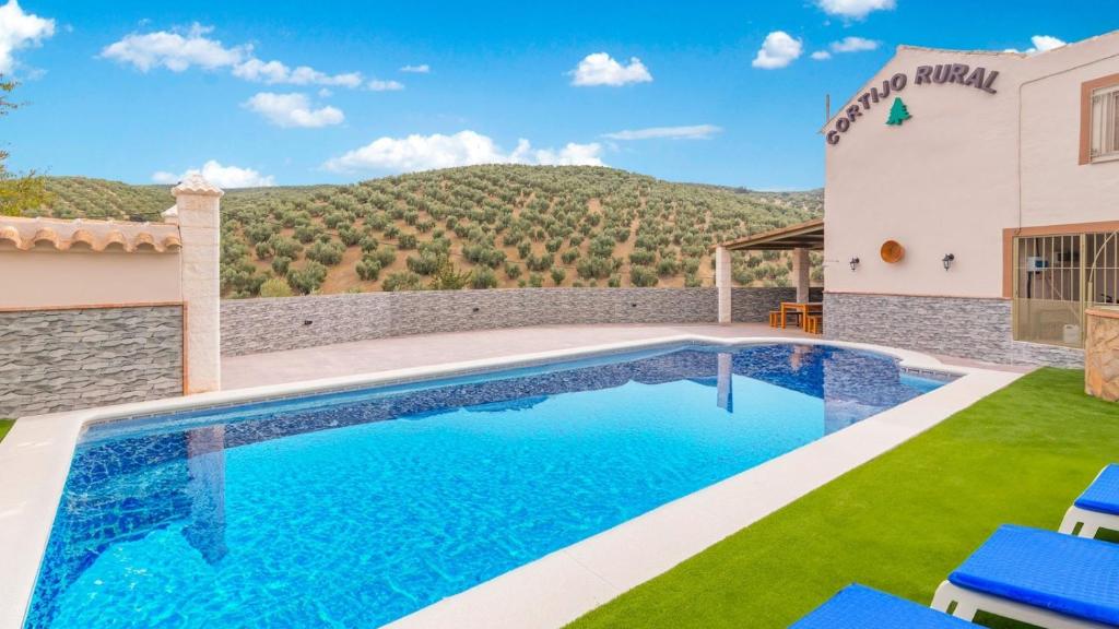 une piscine dans la cour d'une villa dans l'établissement Cortijo Rural Los Pinos Villanueva de Algaidas by Ruralidays, à Villanueva de Algaidas