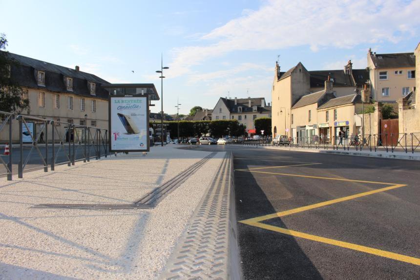 an empty street in a town with buildings at le Cozy Bayeusain in Bayeux
