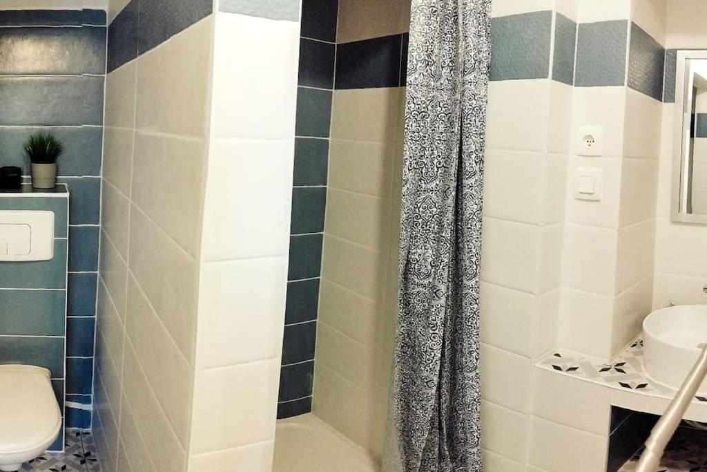 une salle de bains avec douche, toilettes et lavabo dans l'établissement Nid paisible à 10 min de Disney, à Bussy-Saint-Georges