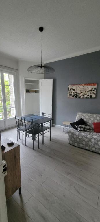 un salon avec une table et un canapé dans l'établissement Studio proche gare de Toulon, à Toulon