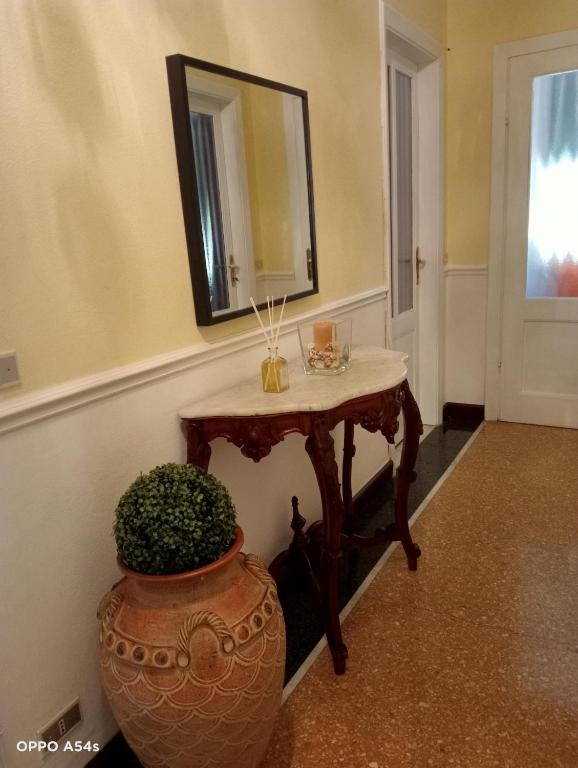 a table in a room with a mirror and a vase at Appartamento Billa in Deiva Marina