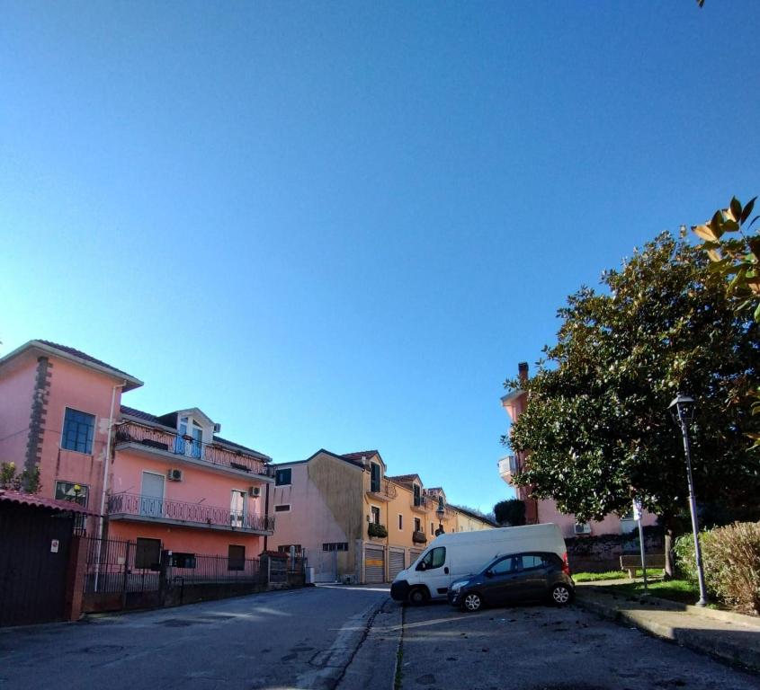 une camionnette blanche garée sur le côté d'une rue dans l'établissement Il Sole Dentro Holiday Home, à Pellezzano