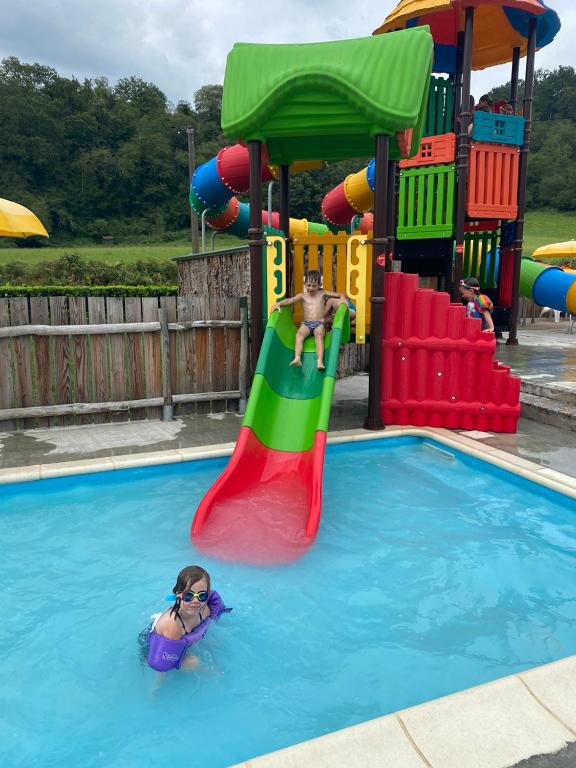 Photo de la galerie de l'établissement Mobil Home XXL 4 chambres - Camping À l'Ombre des Tilleuls, à Peyrouse 10 autres photos