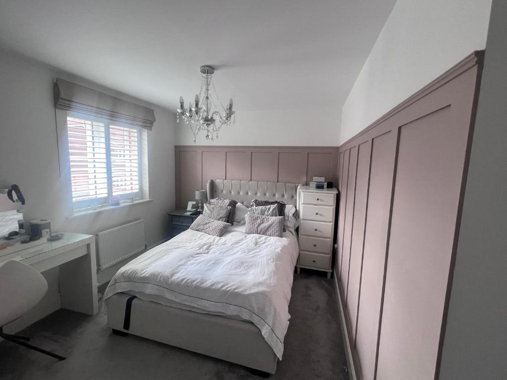 Katil atau katil-katil dalam bilik di Modern Comfortable House on quiet development