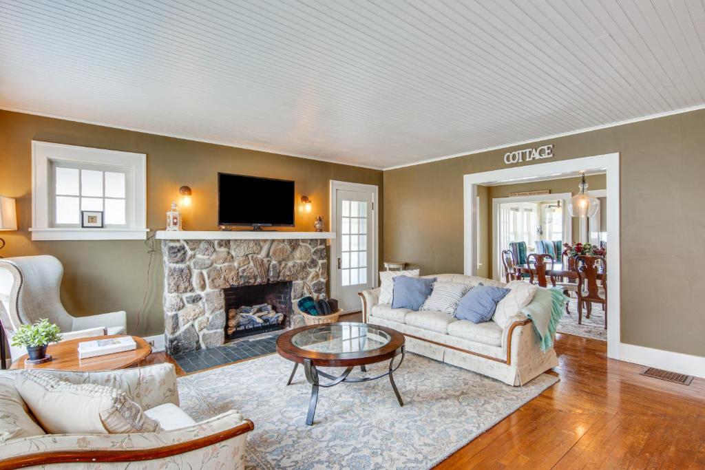 A seating area at St Petersburg Cottage with Porch, 2 Mi to Foxburg!