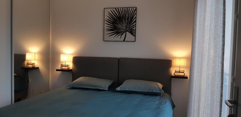 Postel nebo postele na pokoji v ubytování Appartement vue mer à 100m de la plage au centre de Carantec