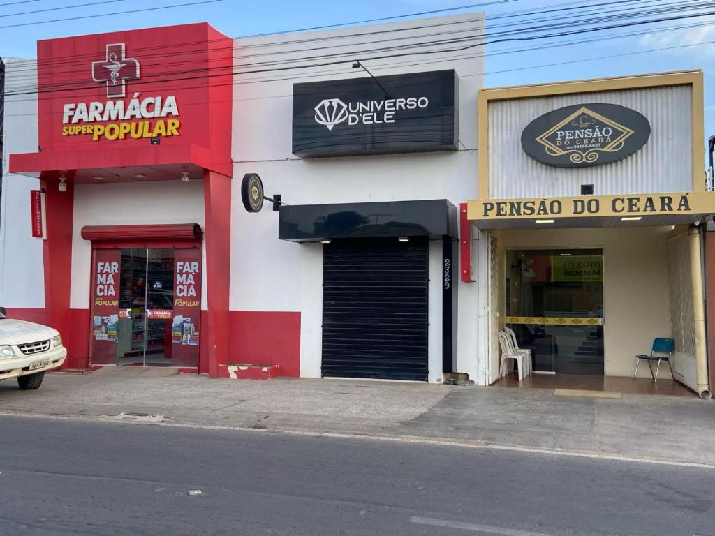 博阿維斯塔的住宿－Pensão do Ceará，街道上建筑物前面的商店